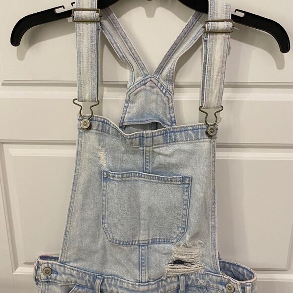 Hollister Women's Distressed Boyfriend Denim Short Overall. Light Blue. Medium - Picture 3 of 14